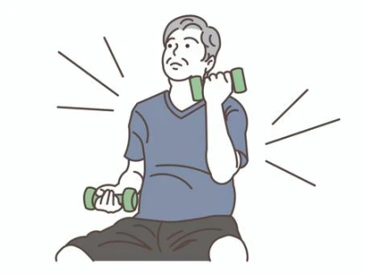 ダンベルでトレーニングをするシニア男性