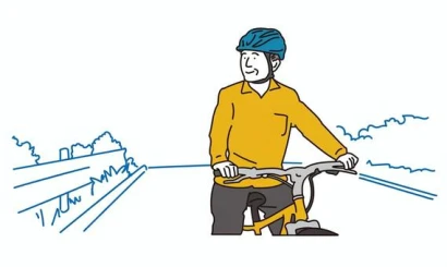 ヘルメットでサイクリングをする高齢者