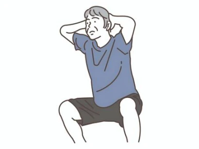 スクワットをするシニア男性