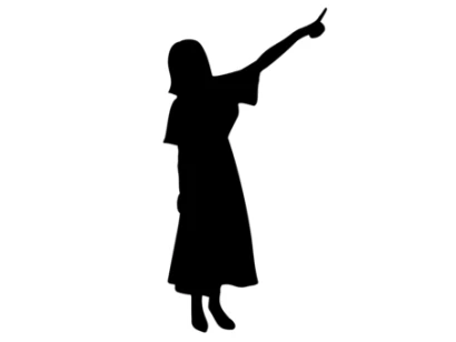 遠くを指差す女性のシルエット